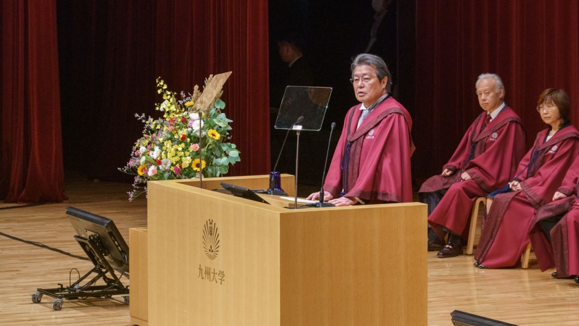令和５年度秋季入学式を挙行 | トピックス | 九州大学（KYUSHU